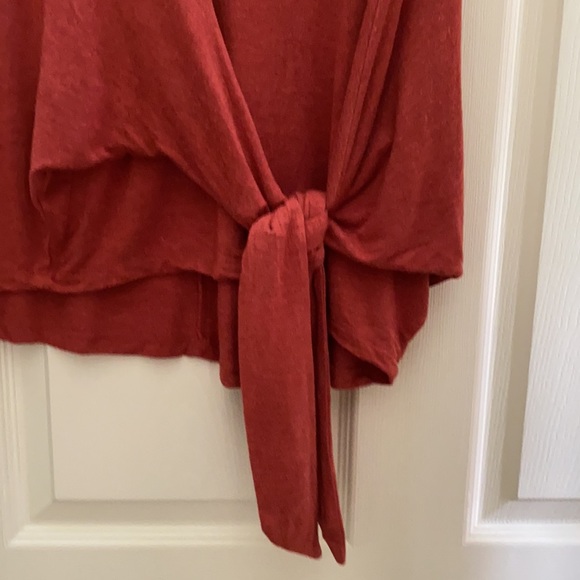 Sleeveless tunic top. - Picture 2 of 5